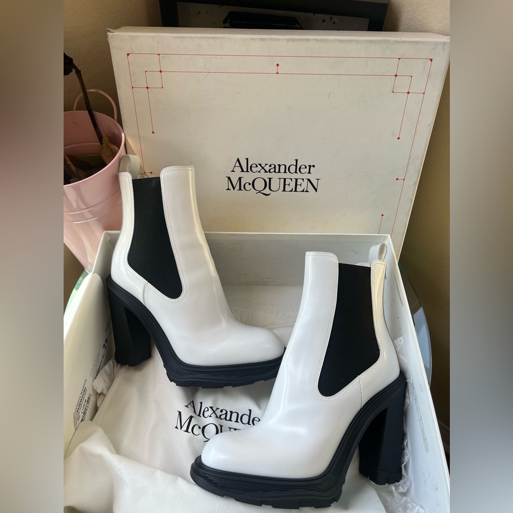 ONE DAY SALE✨

 ❤️ALEXANDER MCQUEEN tread heeled Chelsea boot in ivory/black - Picture 12 of 13